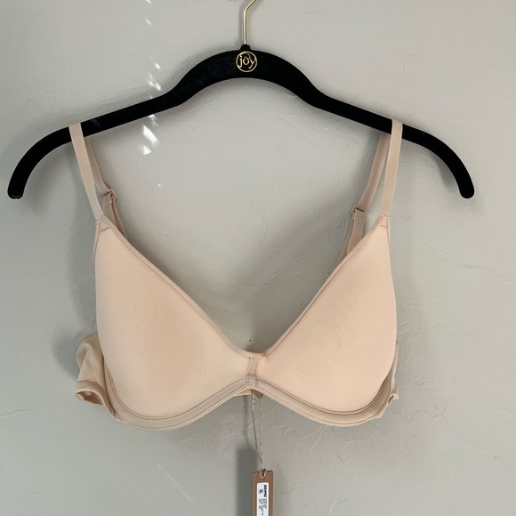 ✨SKIMS WEIGHTLESS SCOOP BRA IN SAND 36DD - Picture 1 of 7
